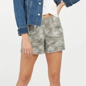 SPANX Stretch Twill Shorts Stone Wash Camo Size Large  NWT